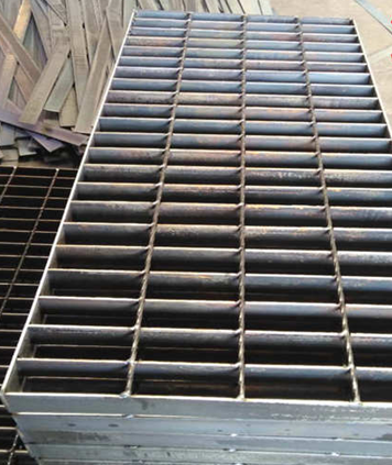 鋼格板現(xiàn)貨供應(yīng)與鋼格板定做尺寸/泰江鋼格板